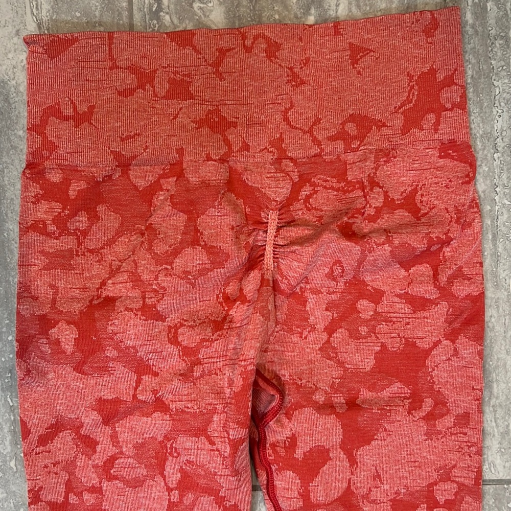 Gymshark high waisted training pants with butt enhance fabric. Size S